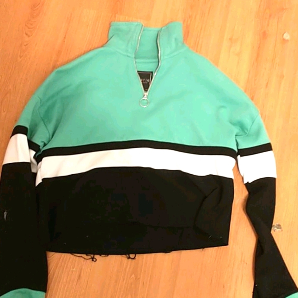 Cropped collar sweater